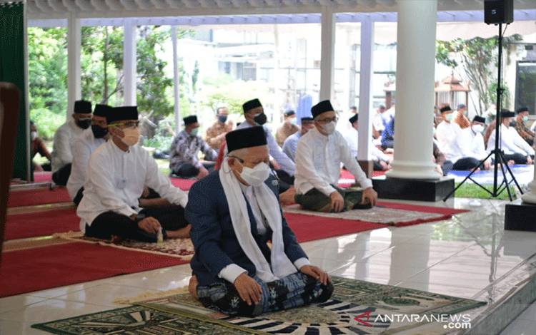 Wakil Presiden Ma'ruf Amin memimpin Salat Iduladha di kediaman resmi wapres Jakarta, Selasa (20/7/2021). (Asdep KIP Setwapres)
