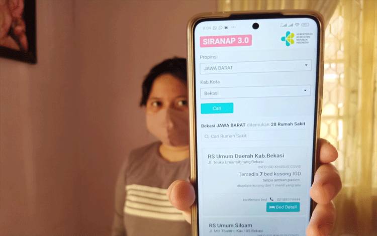 Seorang warga Bekasi, Jawa Jawa Barat, memperlihatkan aplikasi Siranap untuk memantau ketersediaan tempat tidur perawatan di rumah sakit, Selasa (20/7/2021). (ANTARA/Andi Firdaus).