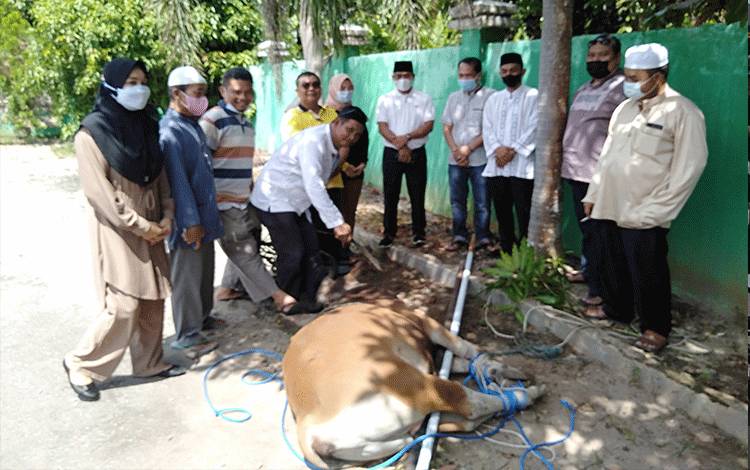  Sejumlah anggota DPRD Katingan foto bersama sebelum penyembelihan hewan kurban.