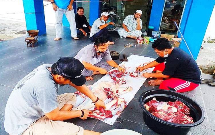 Pemotongan sapi kurban di PWI Kalimantan Tengah.