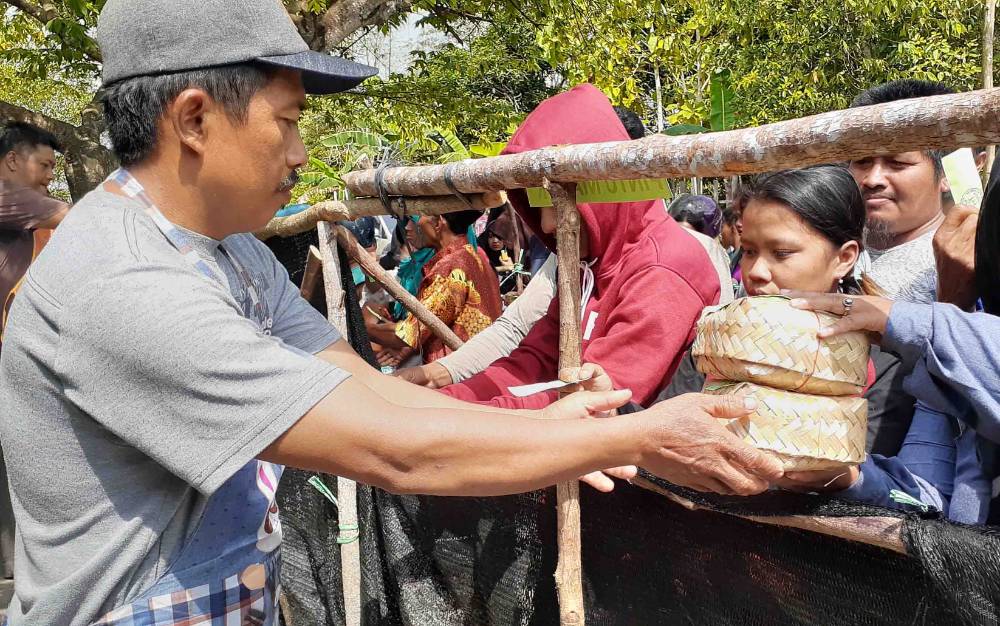Pembangian daging kurban di Musala Nur Hidayah di Desa Natai Sedawak menggunakan besek.