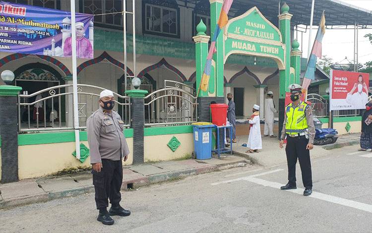 Personel saat melakukan pengamanan di lokasi masjid dalam rangka ibadah Idul Adha, Selasa 20 Juli 2021.