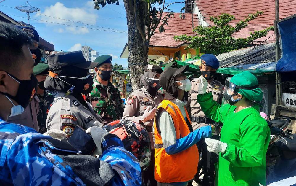 Personel Satgas Covid-19 Kobar saat tes antigen pada juru parkir di Pasar Indra Sari Pangkalan Bun.