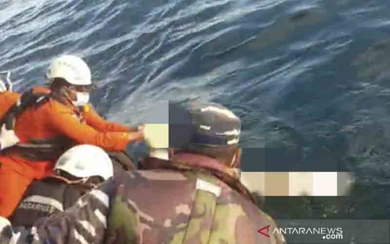 Regu pencarian dan penyelamatan TNI AL menemukan penumpang kapal yang hilang di perairan sekitar Kalimantan Barat, Selasa (20/7/2021). (foto : ANTARA/HO- Dinas Penerangan Koarmada I)