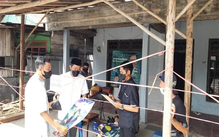 Pengurus DPC PKB Kota Palangka Raya, Rusdiansyah menyerahkan daging kurban kepada masyarakat Kelurahan Kereng Bangkirai, Selasa 20 Juli 2021