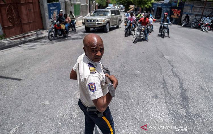 Seorang polisi menjaga jalan di lingkungan Petion-Ville, menyusul pembunuhan Presiden Jovenel Moise di Port-au-Prince, Haiti, Juli 2021. (ANTARA/Reuters)