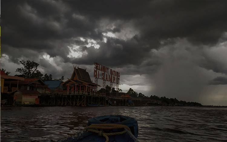 Hujan di kejauhan dilihat dari Sungai Mentaya Sampit, Kotawaringin Timur.