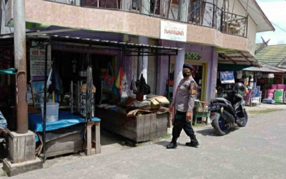 Personel Polsek Kapuas Tengah saat melakukan patroli di kawasan pasar tradisional Desa Pujon.