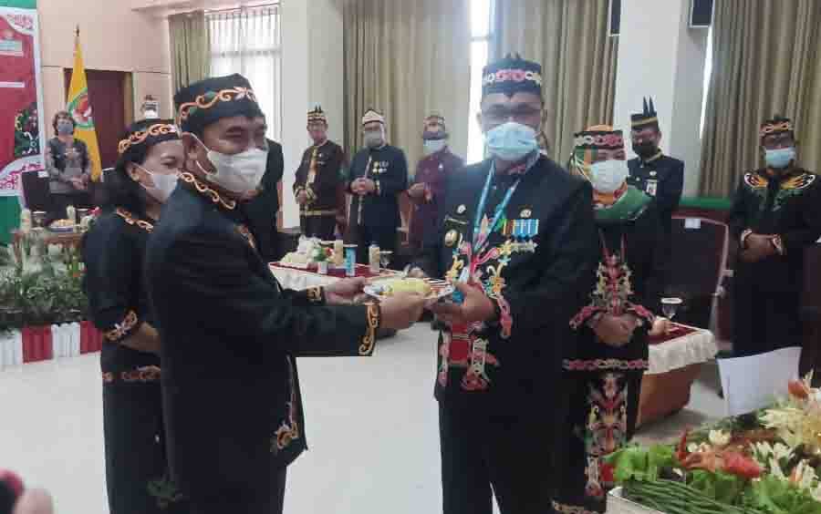 Wakil Bupati Katingan Sunardi Litang memberikan tumpeng kepada Ketua DPRD Marwan Susanto pada peringatan HUT ke-19 Kabupaten Katingan.