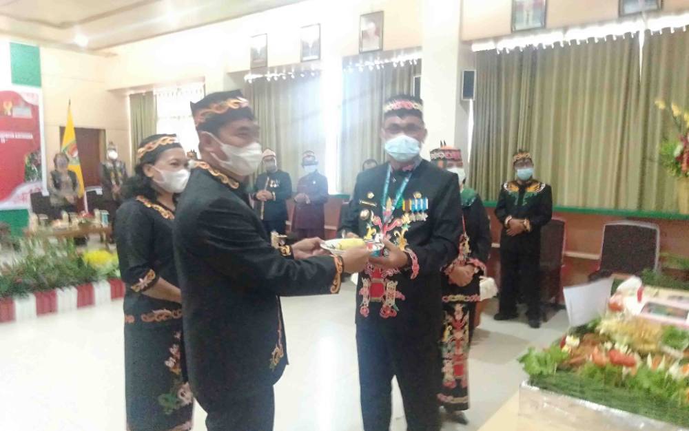 Ketua DPRD Kabupaten Katingan Marwan Susanto menerima pemberian tumpeng dari Wakil Bupati Sunardi Litang pada peringatan HUT ke-19 Kabupaten Katingan.