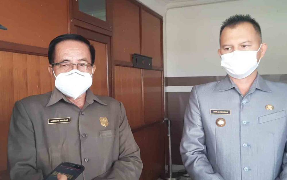 Ketua DPRD Kabupaten Gumas Akerman Sahidar (kiri) dan Bupati Jaya S Monong (kanan) memberi keterangan kepada wartawan, di Kuala Kurun, Rabu, 21 Juli 2021.