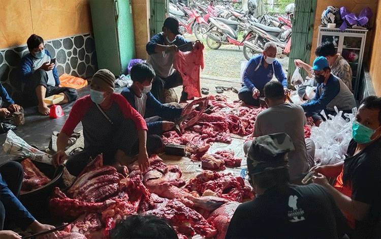 Panitia kurban RSUD dr H Soemarno Sosroatmodjo Kuala Kapuas saat lakukan pemotongan hewan kurban.