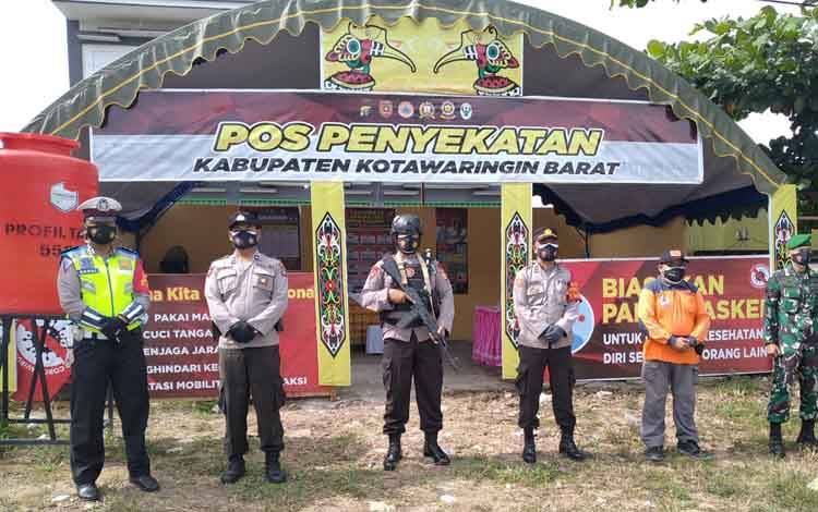 Personel gabungan berjaga di Pos Penyekatan di Jalan Ahmad Yani Km. 66 Desa Karang Mulya, Kecamatan Pangkalan Banteng.
