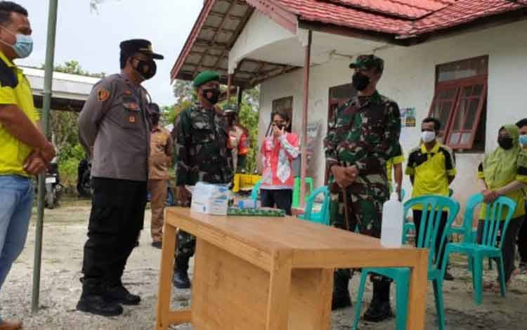 Kapolsek Pulau Petak Ipda Nur Rokhim saat dampingi peninjauan Posko PPKM mikro di Kecamatan Pulau Petak pada Kamis 22 Juli 2021.