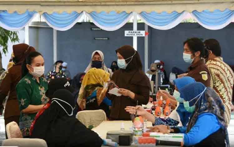 Vaksinasi massal yang digelar Kejaksaan Negeri Barito Utara dalam rangka peringatan Hari Bhakti Adhyaksa ke 61, Kamis, 22 Juli 2021.