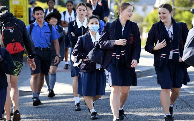 Murid-murid tiba di sekolah di Brisbane, Australia, Senin (11/5/2020), pada hari pertama bersekolah secara tatap muka setelah mereka beberapa waktu belajar secara daring dari rumah untuk mencegah penyebaran wabah virus corona (COVID-19). ANTARA/AAP Image/Dan Peled via REUTERS/TM