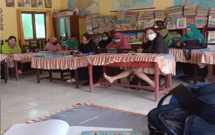 Suasana pertemuan di SDN 4 Ketapang Sampit saat menerima kunjungan dari pengawas pendidikan Koordinator Wilayah Ketapang.