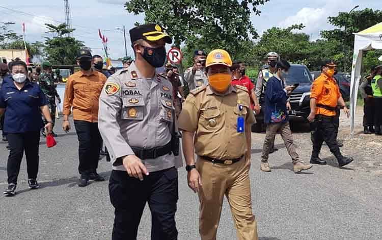 Ketua Pelaksana Harian Satgas Penanganan Covid-19 Kalteng, Erlin Hardi (kanan)