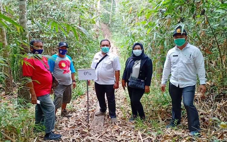 Plt Camat Benua Lima, Simon Stevins Octavianus (tengah) melakukan monitoring rencana pembangunan Titian Usaha Tani Baruh Jukung II di Desa Banyu Landas