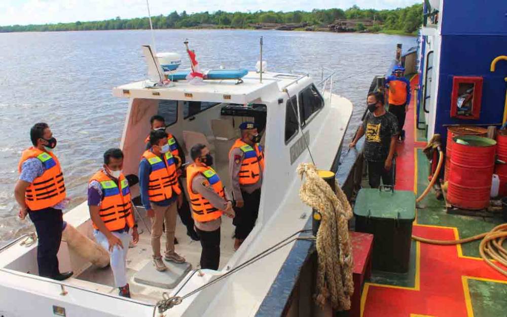 Kapolres Seruyan, AKBP Bayu Wicaksono bersama jajaran saat patroli perairan, Jumat, 23 Juli 2021.
