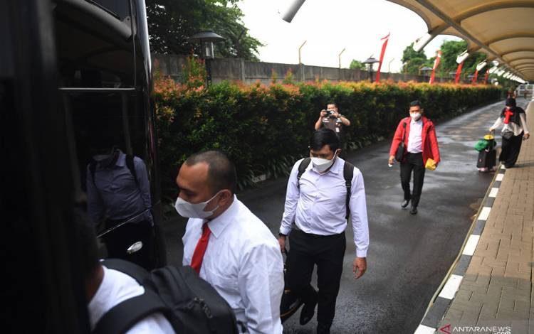 Sejumlah pegawai KPK tidak lolos Tes Wawasan Kebangsaan (TWK) menaiki bus yang akan membawa mereka ke lokasi pendidikan dan pelatihan bela negara dan wawasan kebangsaan bersama Kementerian Pertahanan di gedung KPK, Jakarta, Rabu (21/7/2021)