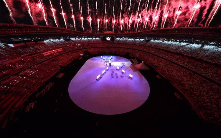 Kembang api dinyalakan ketika para penampil ambil bagian dalam upacara pembukaan Olimpiade Tokyo 2020 di Stadion Nasional Tokyo di Jepang, pada 23 Juli 2021. (REUTERS/FABRIZIO BENSCH)