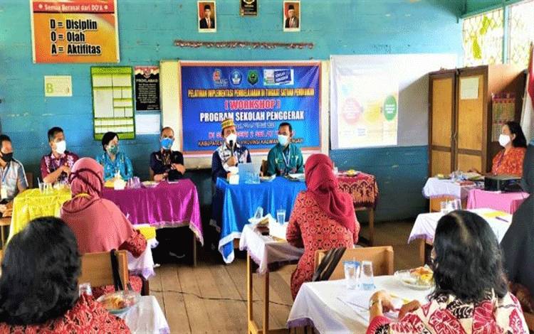 Kadisdik Kapuas Suwarno Muriyat saat memberi arahan kepada para guru dalam kegiatan In House Training (IHT) dan workshop.