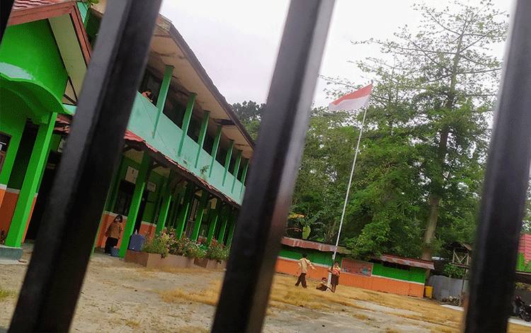 Bendera Merah Putih di salah satu halaman sekolah di Sampit, Kotawaringin Timur.