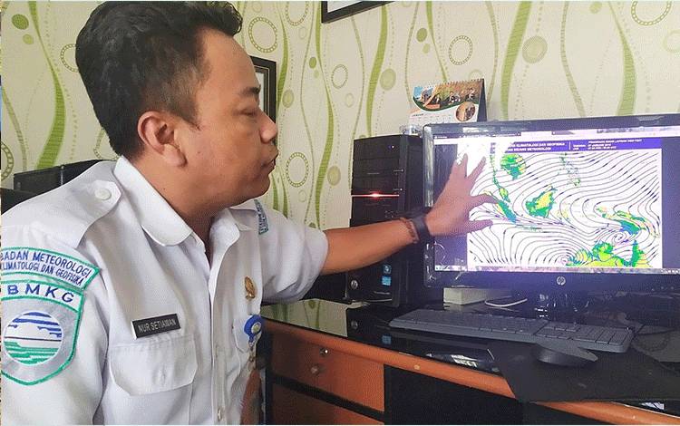Kepala Stasiun Meteorologi Sanggu, Nur Setiawan memberikan penjelasan tentang kondisi cuaca.