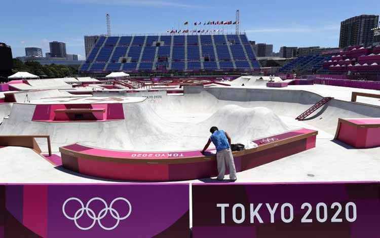 Seorang pekerja menyiapkan Ariake Urban Sports Park untuk skateboarding Olimpiade Tokyo 2020 di Tokyo, Jepang, Minggu (18/7/2021)