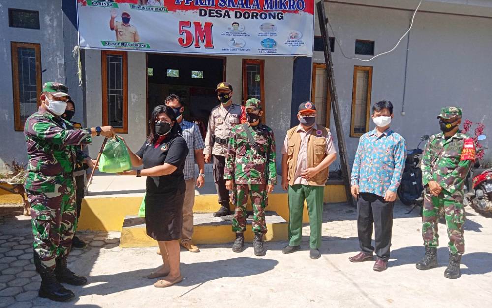 Dandim 1012 Buntok, Letkol Inf Dwi Tantomo menyerahkan bingkisan kepada petugas di Posko PPKM Mikro Desa Dorong, Kecamatan Dusun Timur, Minggu, 25 Juli 2021.