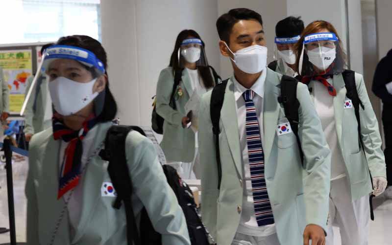 Kontingen Korea Selatan mengenakan masker dan pelindung wajah setibanya di Bandara Internasional Narita jelang Olimpiade Tokyo 2020, Jepang, Senin (19/7/2021). (foto : ANTARA FOTO/REUTERS/Kim Kyung-Hoon/rwa)