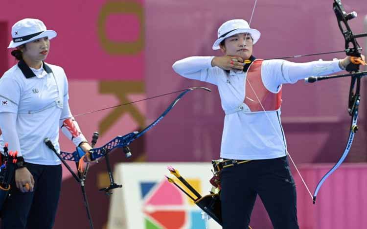 Dua atlet panahan Korea Selatan Kang Chae-young (kanan) dan Jang Min-hee saat berlomba dalam perempat final beregu putri Olimpiade Tokyo 2020 di Yumenoshima Park Archery Field di Tokyo pada 25 Juli 2021. Tim putri Korea Selatan untuk kesembilan kali berturut-turut merebut medali emas Olimpiade nomor beregu putri sejak nomor ini dilombakan pada Olimpiade 1988