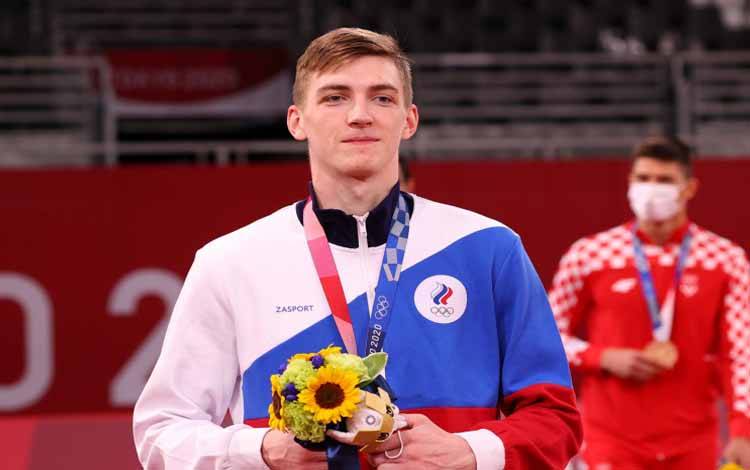 Taekwondoin Rusia Maksim Khramtcov berpose setelah meraih medali emas kelas -80kg putra Olimpiade Tokyo 2020 di Makuhari Messe Hall A, Chiba, Jepang, pada 26 Juli 2021