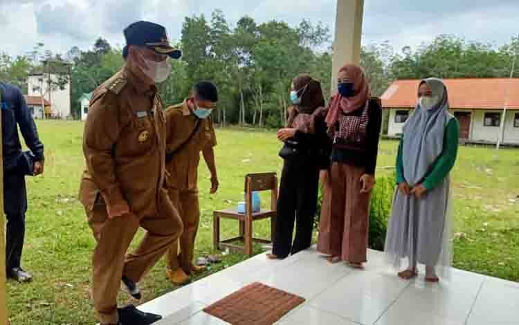 Bupati Kotim Halikinnor saat kunjungan ke Dusun Muara Ubar, Desa Tanah Putih, Kecamatan Telawang, Selasa, 27 Juli 2021.