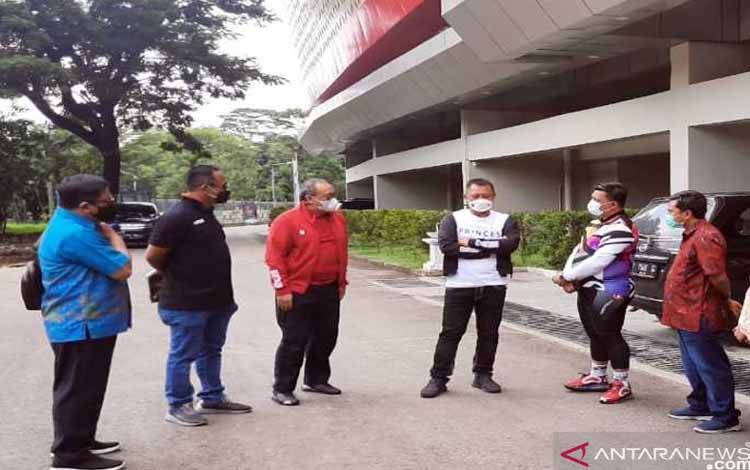 Direktur Utama PT LIB, Akhmad Hadian Lukita, ( disela peninjau kegiatan simulasi Prokes di Stadion Manahan Solo, Jumat