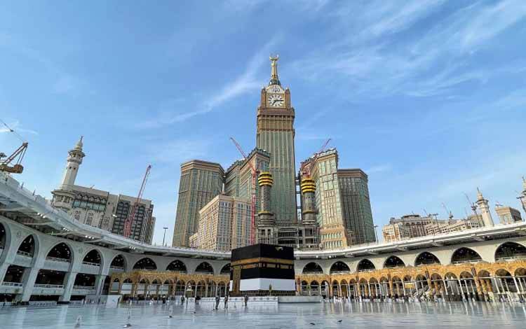 Suasana ka'bah jelang puncak haji di Masjidil Haram, Mekah, Arab Saudi, Sabtu (17/7/2021)