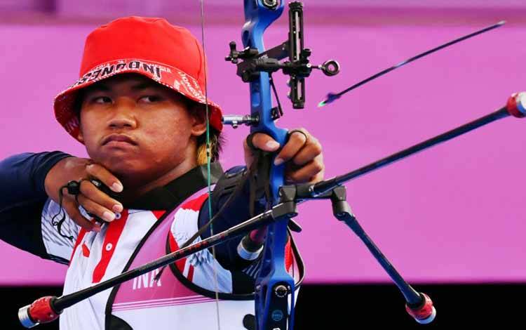 Atlet panahan indonesia Arif Dwi Pangestu berlaga di babak pertama recurve perorangan putra Olimpiade Tokyo 2020 di Yumenoshima Archery Field, Tokyo, Selasa (27/7/2021)