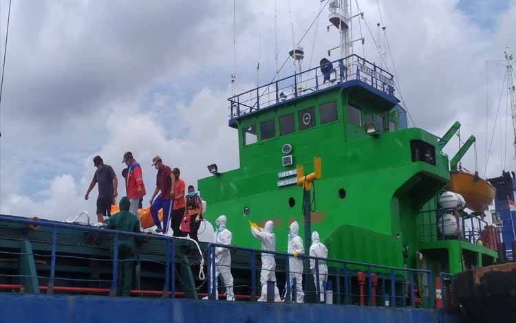 Evakuasi ABK Kapal MV Karya Mandiri yang ditemukan meninggal saat sandar di Pelabuhan Pelangsian