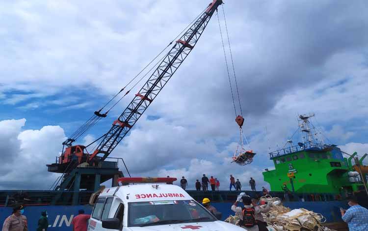 Evakuasi ABK Kapal MV Karya Mandiri yang ditemukan meninggal saat sandar di Pelabuhan Pelangsian menggunakan derek