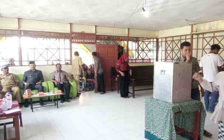 Bupati Sukamara, Windu Subagio saat mengunjungi pelaksanaan pemungutan suara Pemilihan Kepala Desa di TPS Desa Pudu beberapa tahun lalu.