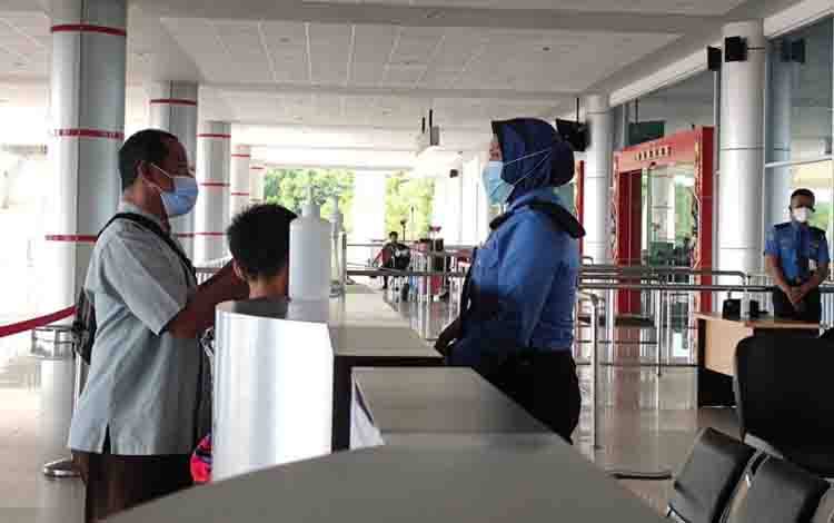 Petugas Bandara Tjilik Riwut sedang berkoordinasi dengan masyarakat.