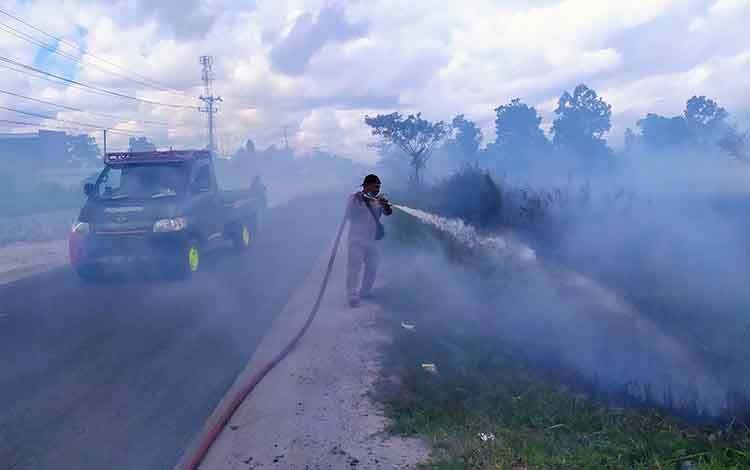 Petugas pengendalian Karhutla Kotim berupaya memadamkan api di lahan terbakar di Sampit, beberapa waktu lalu. 