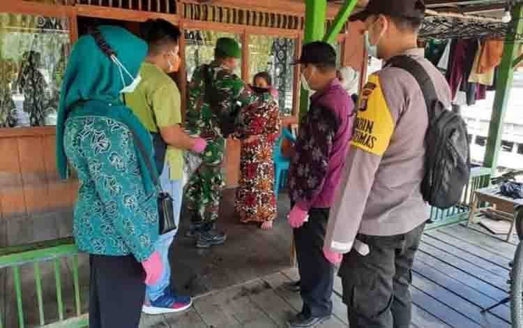 Tim terpadu Kecamatan Tasik Payawan membagikan masker kepada warga