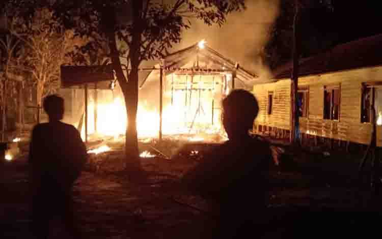 Sebuah rumah di Desa Tewang Papari Kecamatan Pulau Malan Kabupaten Katingan habois terbakar