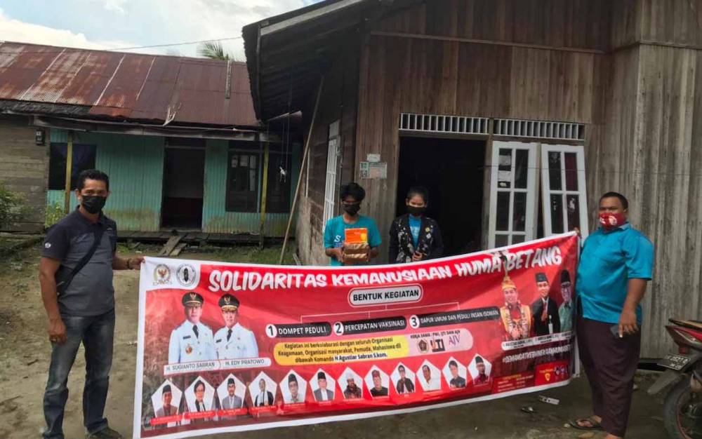 Tim Solidaritas Kemanusiaan Huma Betang Kotim menyalurkan bantuan untuk warga isolasi mandiri di Sampit, Kamis, 29 Juli 2021.