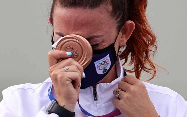 Alessandra Perilli dari San Marino menangis saat mendapatkan medali perunggu dari menembak putri yang merupakan medali Olimpiade yang pertama kalinya diraih negara mini di Eropa itu setelah menduduki urutan ketiga dalam menembak nomor trap putri Olimpiade Tokyo di Asaka Shooting Range, Tokyo, Jepang, 29 Juli 2021