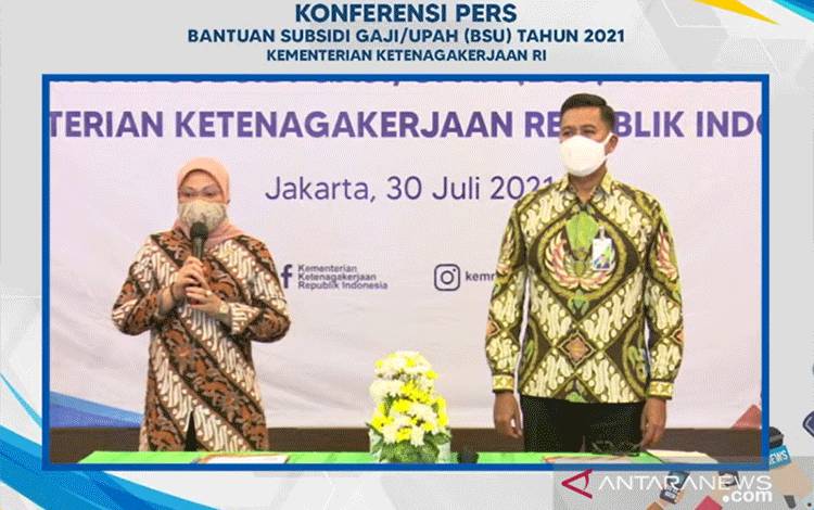 Tangkapan layar Menaker Ida Fauziyah (kiri) bersama Direktur Utama BPJS Ketenagakerjaan Anggoro Eko Cahyo dalam konferensi pers BSU 2021, Jakarta, Jumat (30/7/2021). (ANTARA/Prisca Triferna)