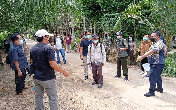  Pemeriksaan setempat oleh PTUN Palangka Raya pada tanah yang disengketakan di Desa Rodok.