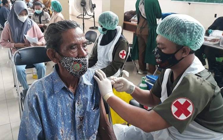 Seorang Lansia di Palangka Raya menerima suntikan vaksin Covid-19.